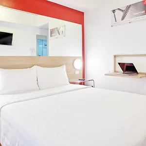 https://red-planet-ortigas-manila-hotel.angeleshotels.net
